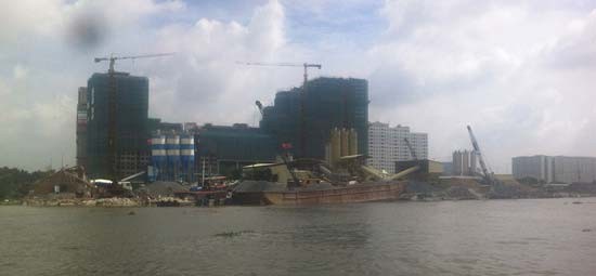 The project to build embankment on the right bank of Saigon river has been waiting for approved in HCMC (Photo: SGGP)